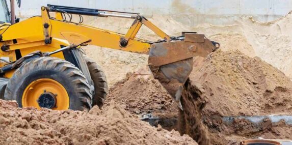 Fort Myers fill dirt excavator backfills the pit with the front bucket