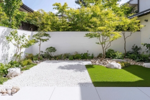 Modern Outdoor Landscaping with White Sand and Green Grass